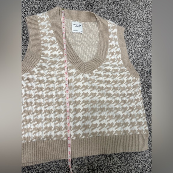 Abercrombie & Fitch NWOT Cropped Fuzzy Soft Sweater Vest Houndstooth Tan Size M - Picture 10 of 10